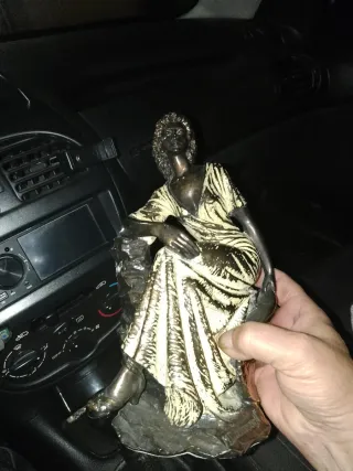 Figura mujer sentada M. Senserrich