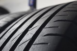 2 Pneumatici Toyo 215/65 R17 99V