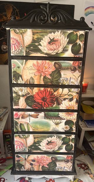 Cajonera decorada con flores de loto