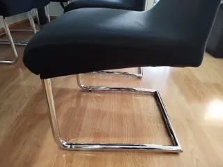 Mesa comedor madera oscura + 6 sillas negras