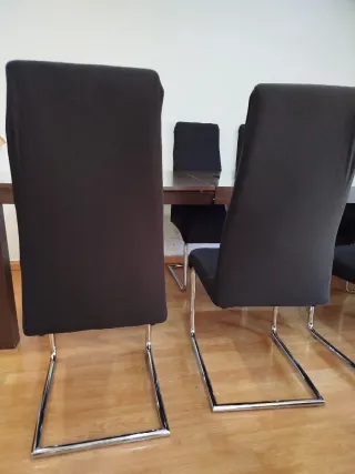 Mesa comedor madera oscura + 6 sillas negras