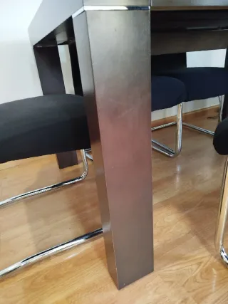 Mesa comedor madera oscura + 6 sillas negras