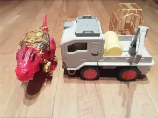 Camión y dinosaurio de juguete