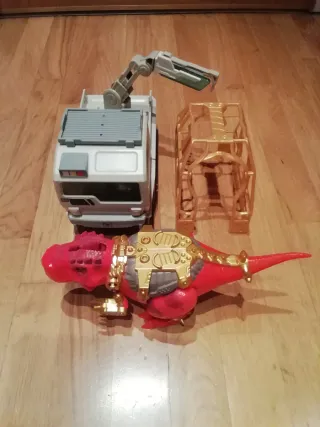 Camión y dinosaurio de juguete