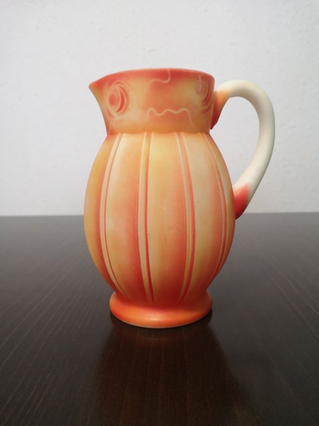 Jarra de cristal modernista de vidrio opalino