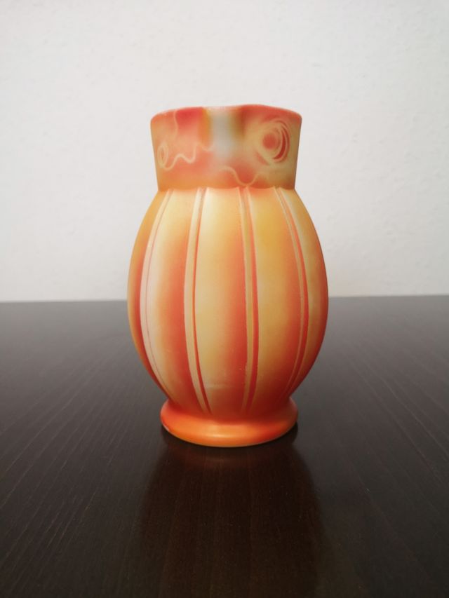 Jarra de cristal modernista de vidrio opalino