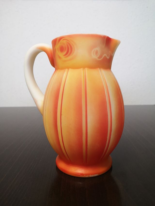 Jarra de cristal modernista de vidrio opalino