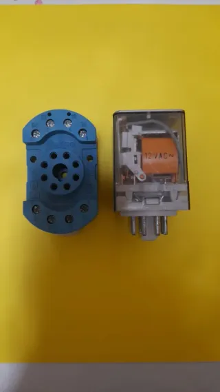 Relè Finder 12V AC con zoccolo