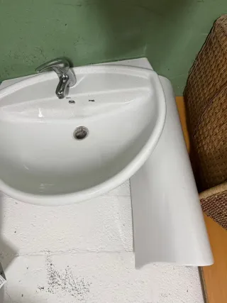 Lavabo con pie blanco