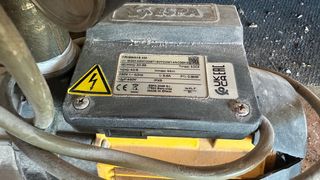 Bomba de agua con presurizador rojo