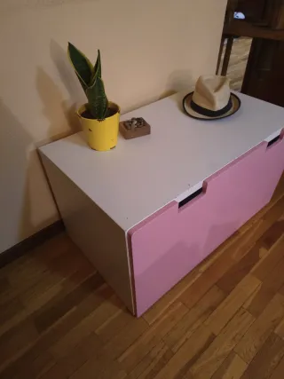 Baúl infantil IKEA STUVA rosa y blanco