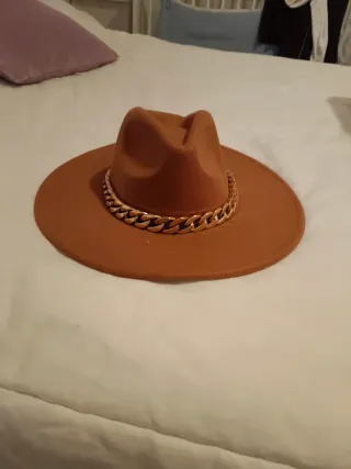 Gorro de ala ancha con cadena dorada