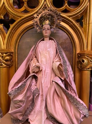 Virgen antigua de madera