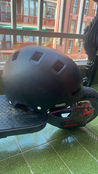 Patinete eléctrico con casco