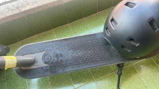 Patinete eléctrico con casco