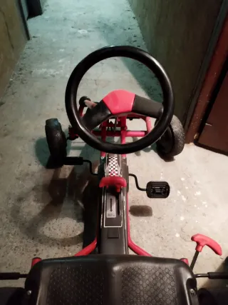 Coche de pedales infantil rojo y negro