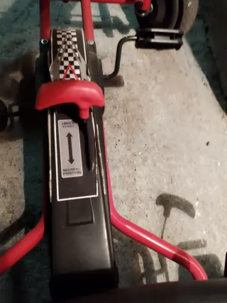 Coche de pedales infantil rojo y negro