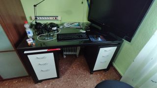 Escritorio negro con cajoneras negras y blancas