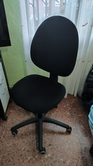 Escritorio negro con cajoneras negras y blancas