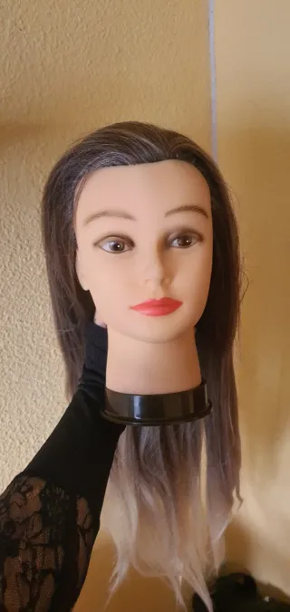 Cabeza maniquí peluquería con pelo