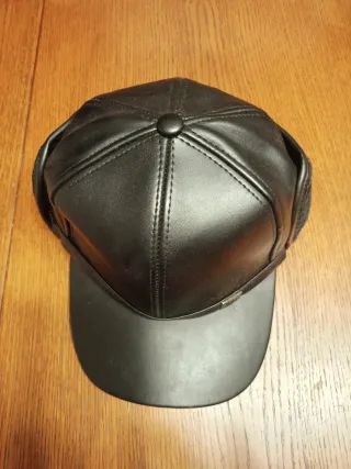 Gorra de cuero negra