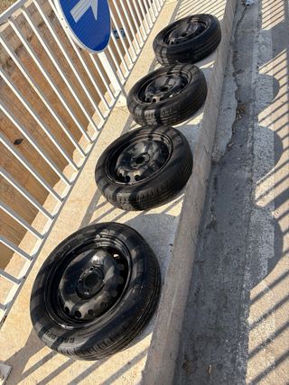 Llantas 15 4x100 con neumáticos 165/65 R15