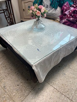 Tavolo basso in vetro e tessuto