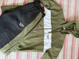 Conjunto deportivo Reebok verde y negro