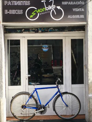 Bicicleta de ciudad azul