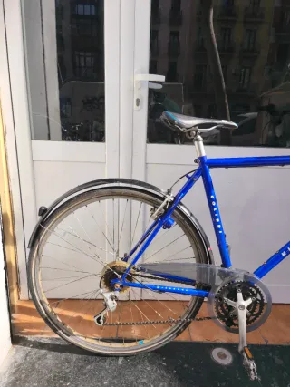 Bicicleta de ciudad azul