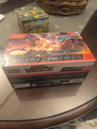 Caja Pokémon Combina y Combate Llamas Obsidianas