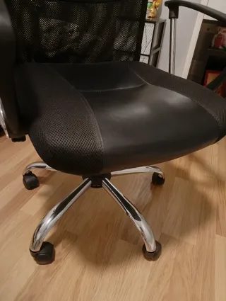 Silla de oficina negra y dorada