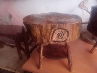 Mesa auxiliar rústica artesanal de madera