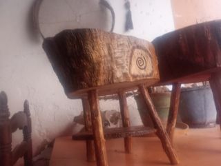 Mesa auxiliar rústica artesanal de madera
