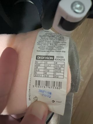 Patines en línea grises y blancos