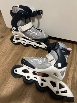 Patines en línea grises y blancos