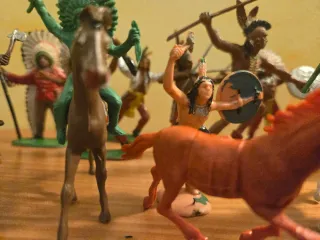 Figuras indios de plástico