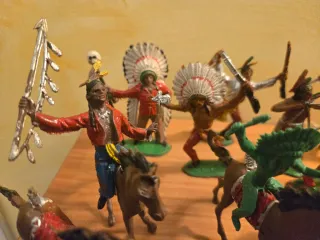 Figuras indios de plástico