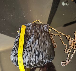 Bolso de noche negro con cadena