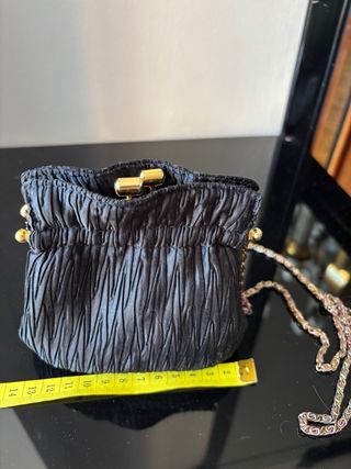 Bolso de noche negro con cadena