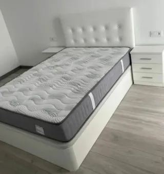 Grande liquidazione! Vendita di canapés e materassi nuovi, misure disponibili.