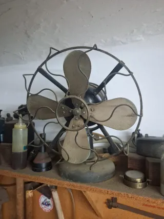 Ventilador antiguo de metal