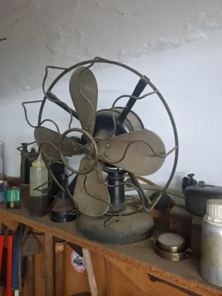 Ventilador antiguo de metal