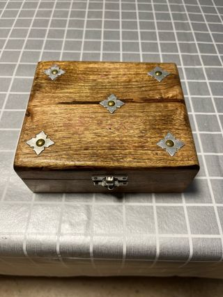 Caja de madera decorada