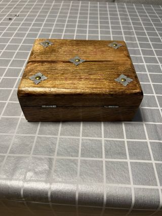Caja de madera decorada