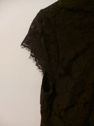 Vestido negro encaje entallado