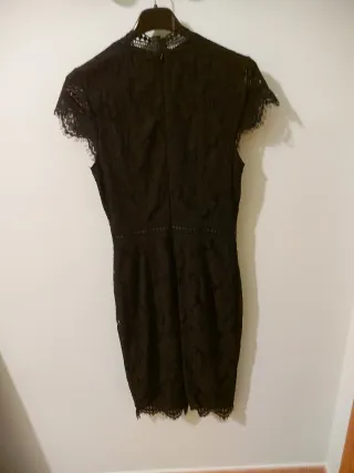 Vestido negro encaje entallado