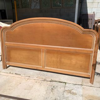 Cabecero de madera marrón