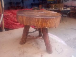 Mesa auxiliar rústica de madera artesanal