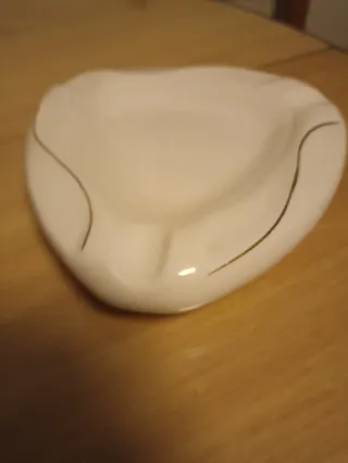 Cenicero de cerámica blanco con detalles dorados